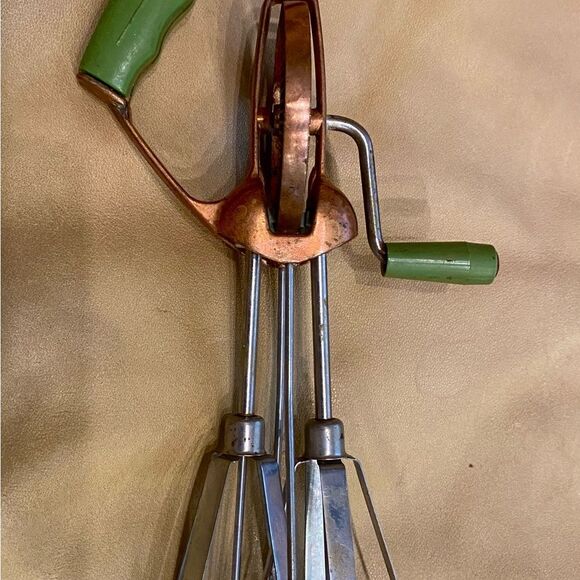 Vintage ECKO Copper/Stainless Egg Beater with Bakelite Handle RARE Avocado Green - Picture 1 of 6